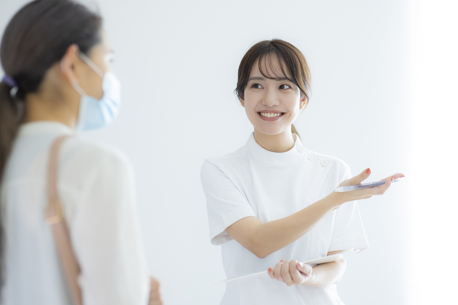 予防歯科の治療の流れを説明する歯科助手