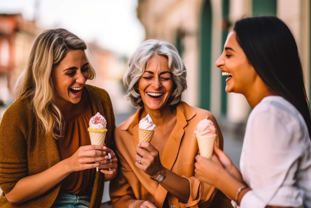 アイスクリームを食べながら談笑する女性たち