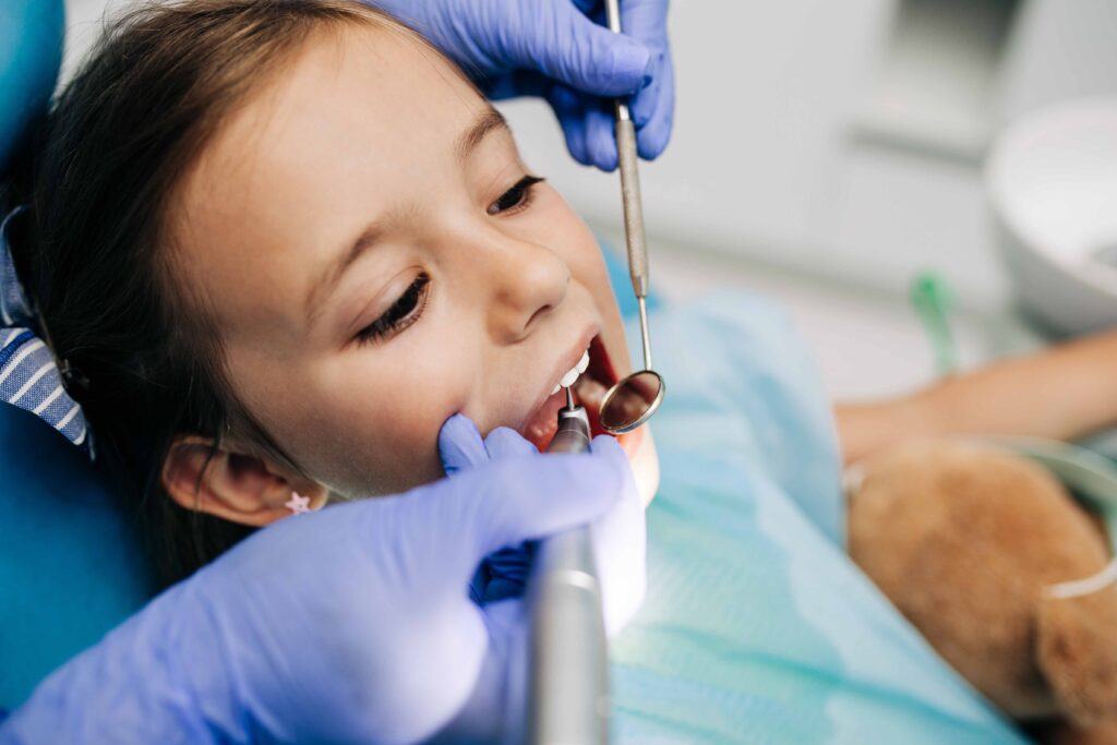 歯の治療を受ける女の子