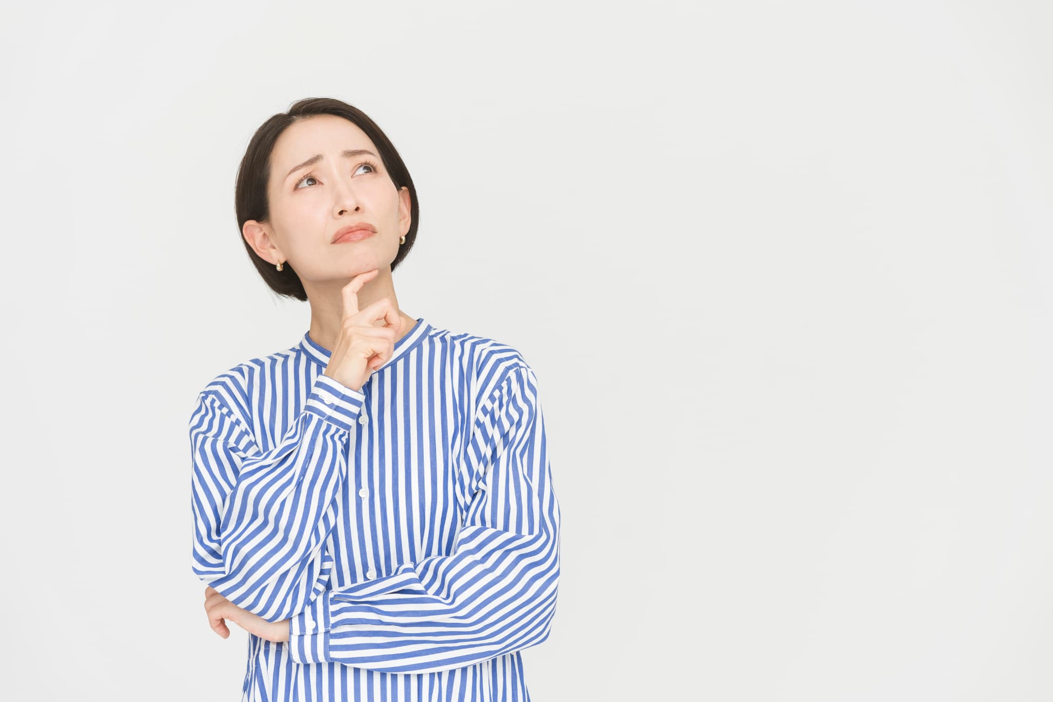 インプラントオーバーデンチャーとほかの治療法の違いを考える女性