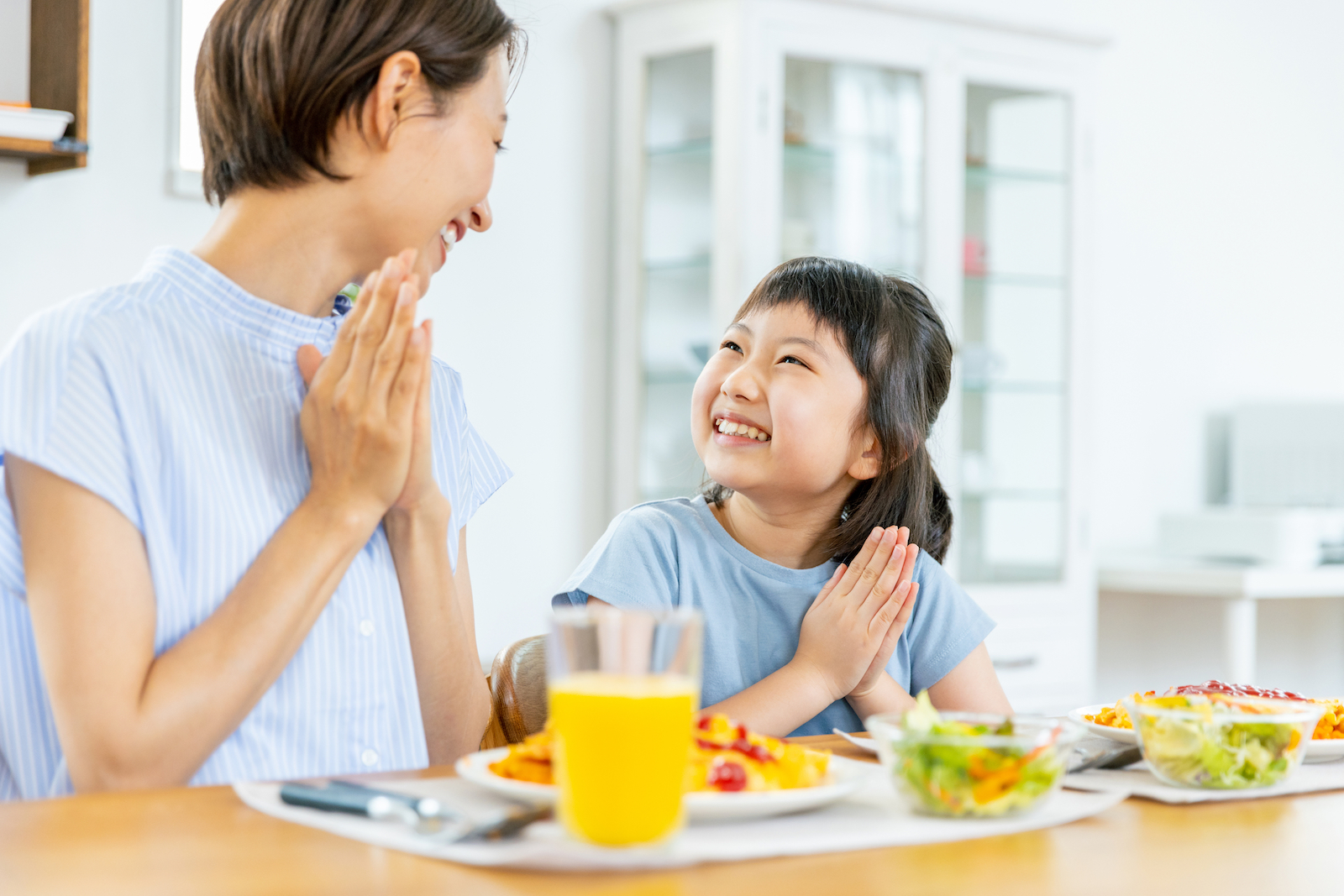 規則正しい食事をする親子