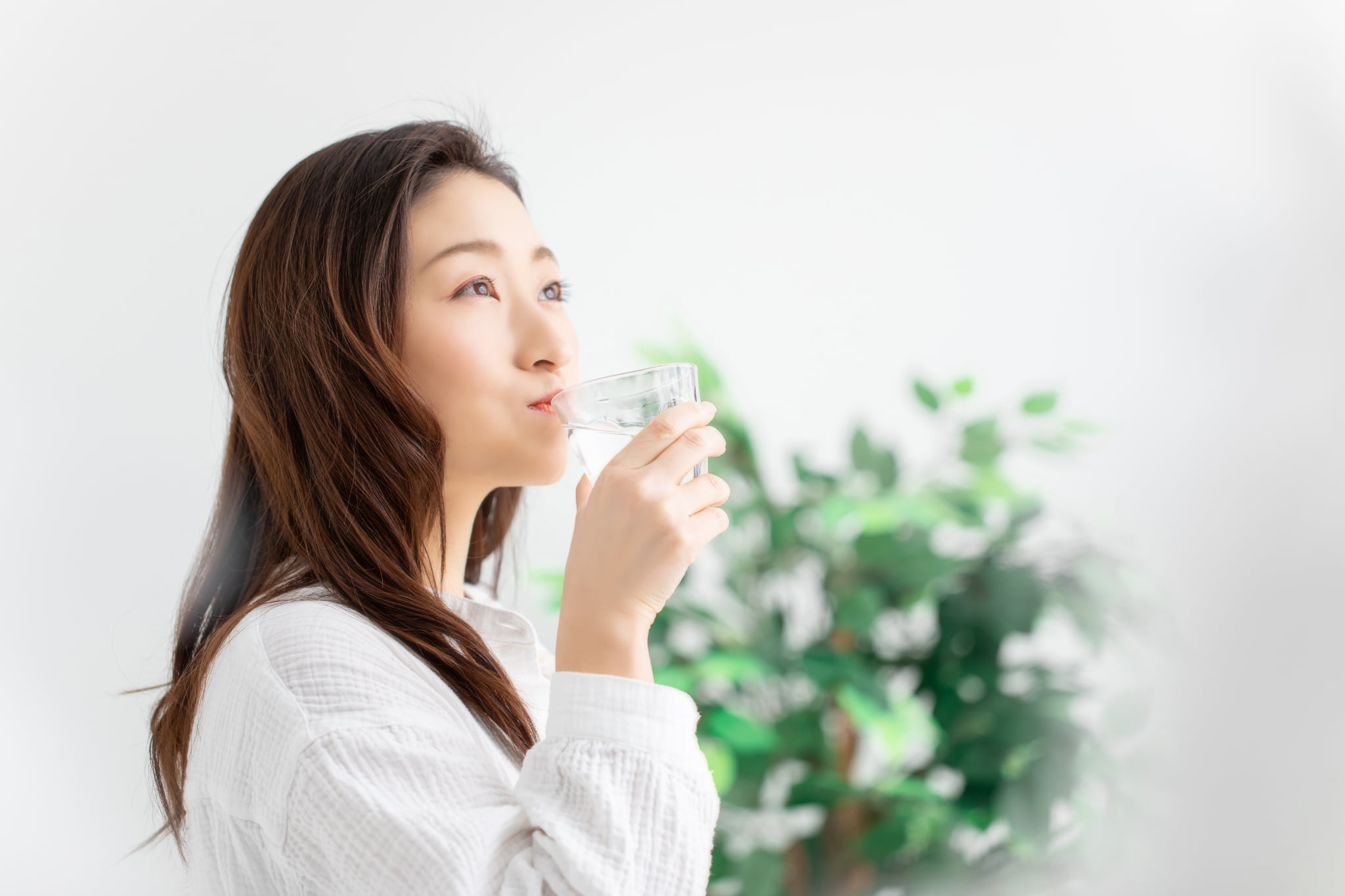 うがい薬で口腔内を清潔にする女性
