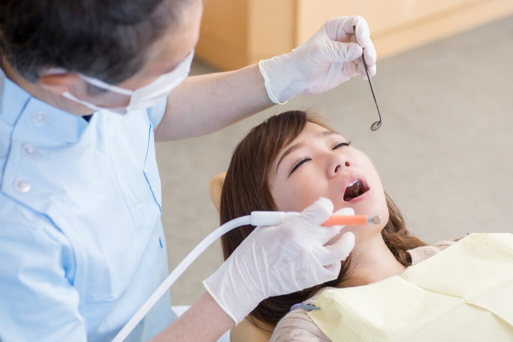 インプラントでの口臭を防ぐために歯科医院を受診する人