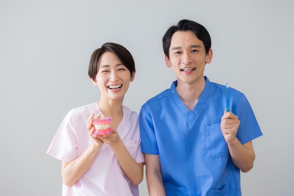 男性と女性の歯科衛生士