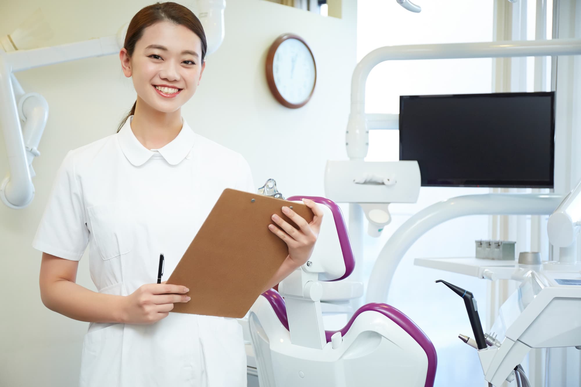 定期検診の説明をする歯科助手