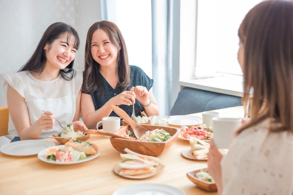 虫歯治療後にホワイトニングをして友人と食事を楽しむ女性