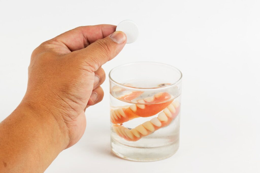 入れ歯を洗浄液に入れて保管する様子