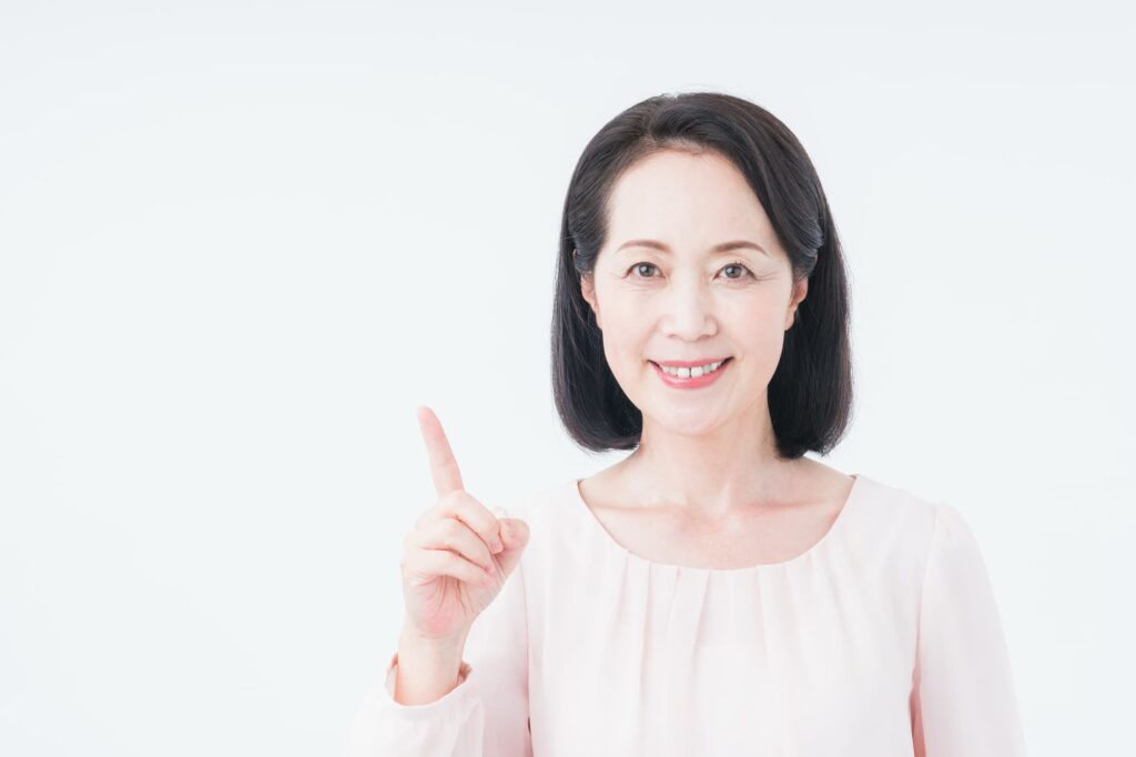 入れ歯をお手入れするときの注意点を伝える女性