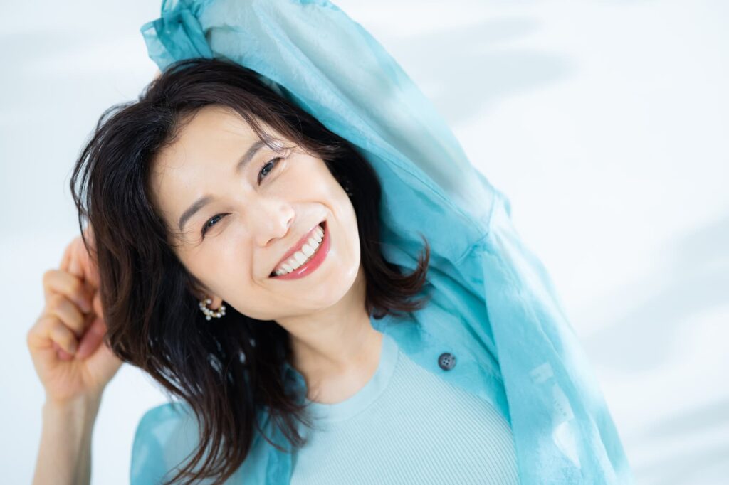 セラミックの歯にして口元に自信が持てるようになった笑顔の女性