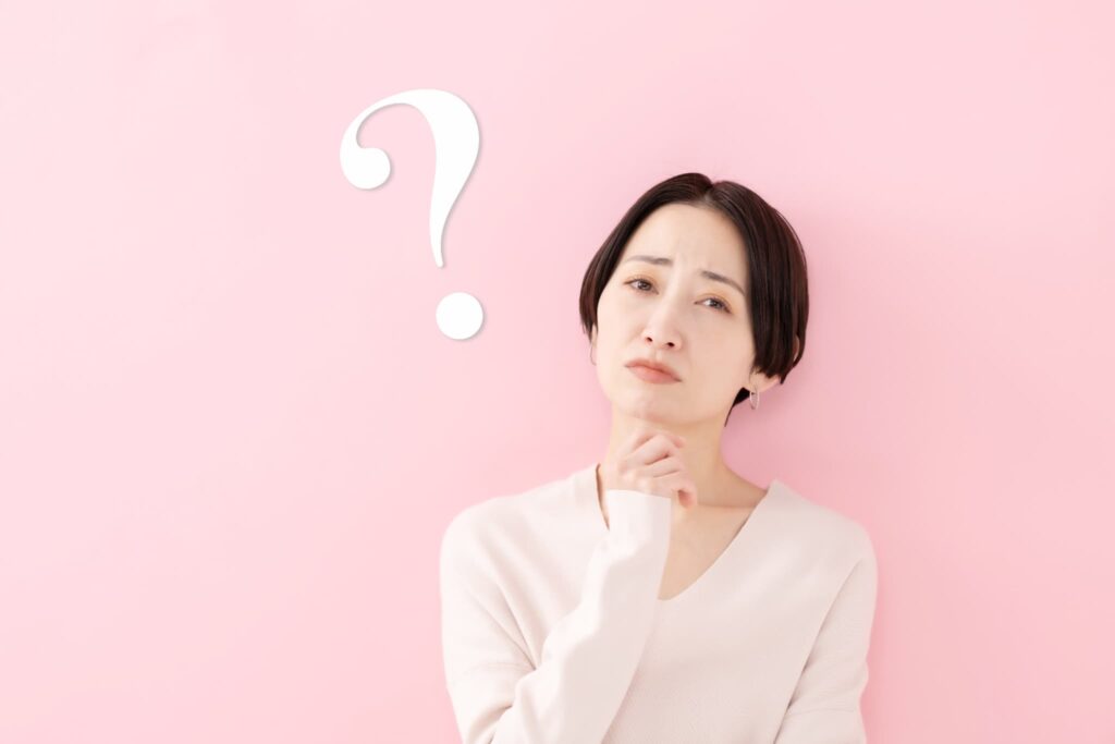 セラミックの歯はいくらか考える女性