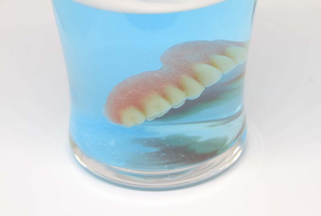 入れ歯を洗浄剤でクリーニングするイメージ