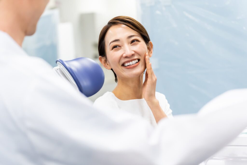 セラミックの歯の寿命を延ばすために定期検診に通う女性