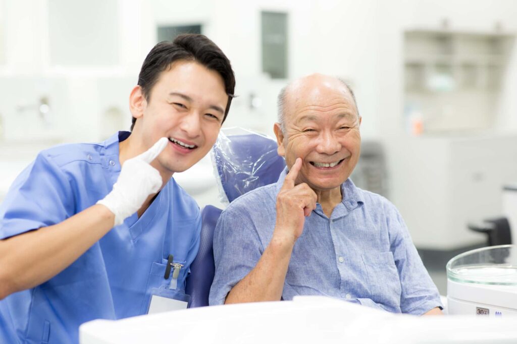 入れ歯の作製後も定期的に検診を受けるイメージ