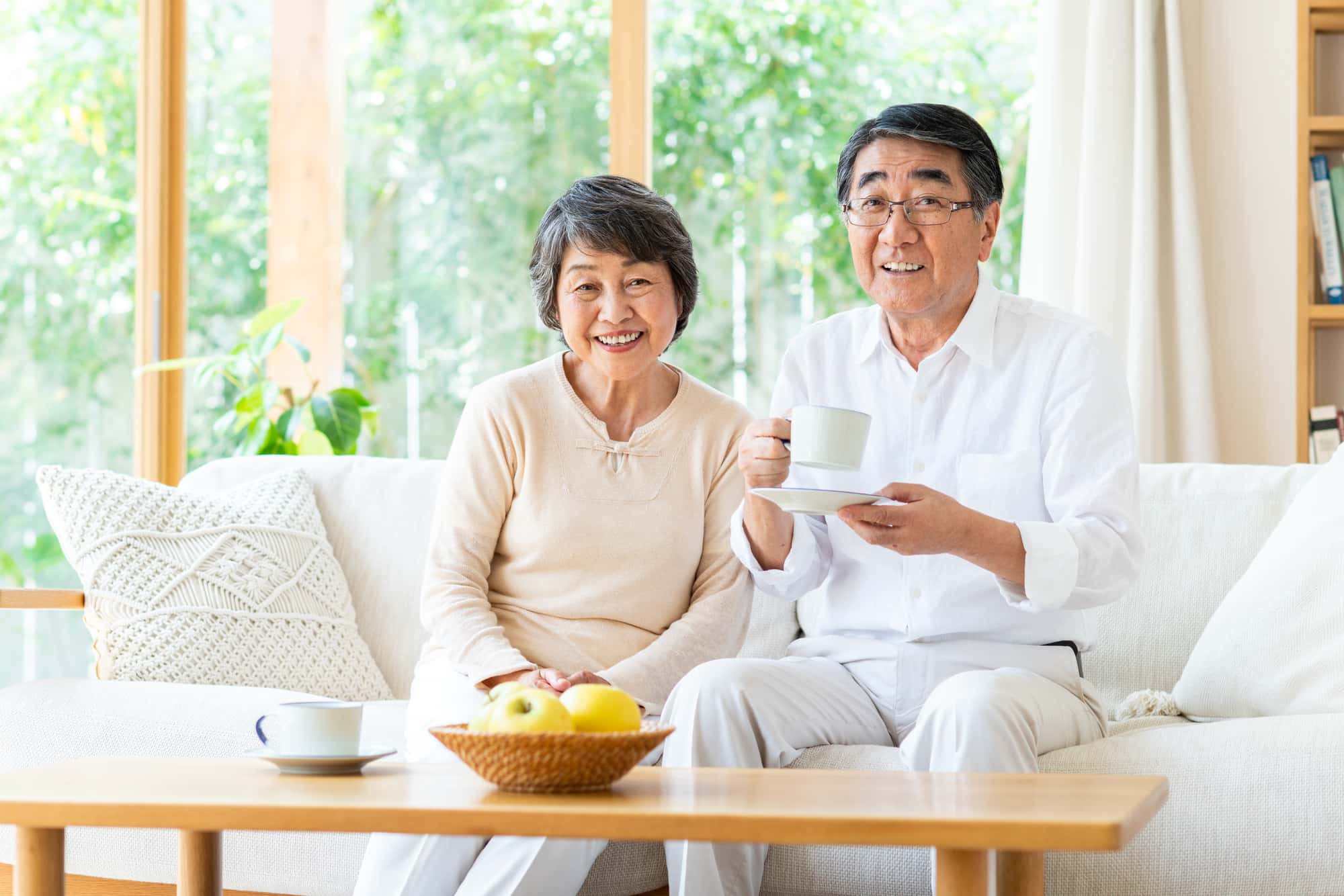 総入れ歯にして笑顔の男女