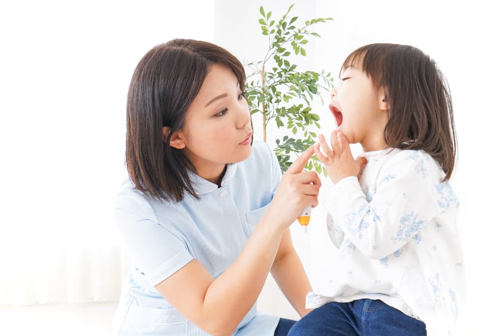 子どもの歯科検診をする歯科衛生士