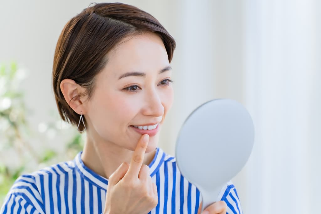 歯科医院でクリーニングを受け満足する女性