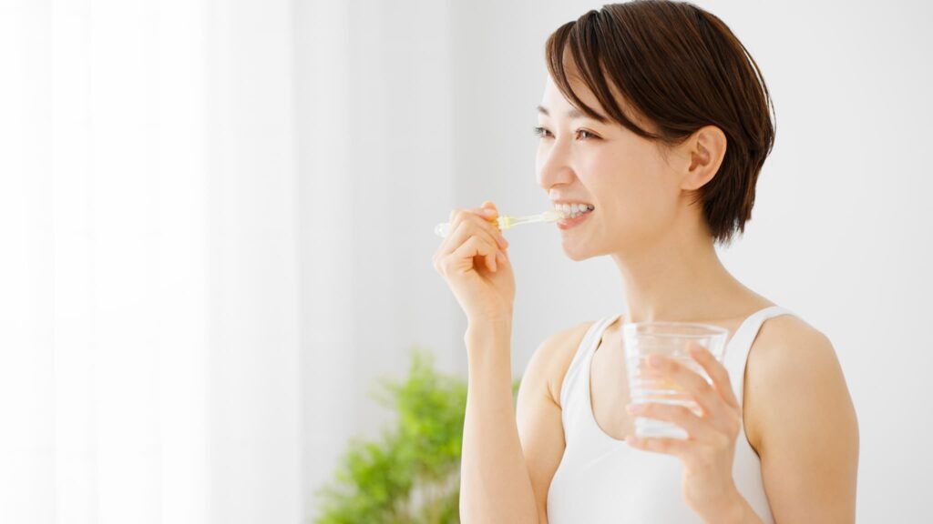 しっかり歯磨きする女性