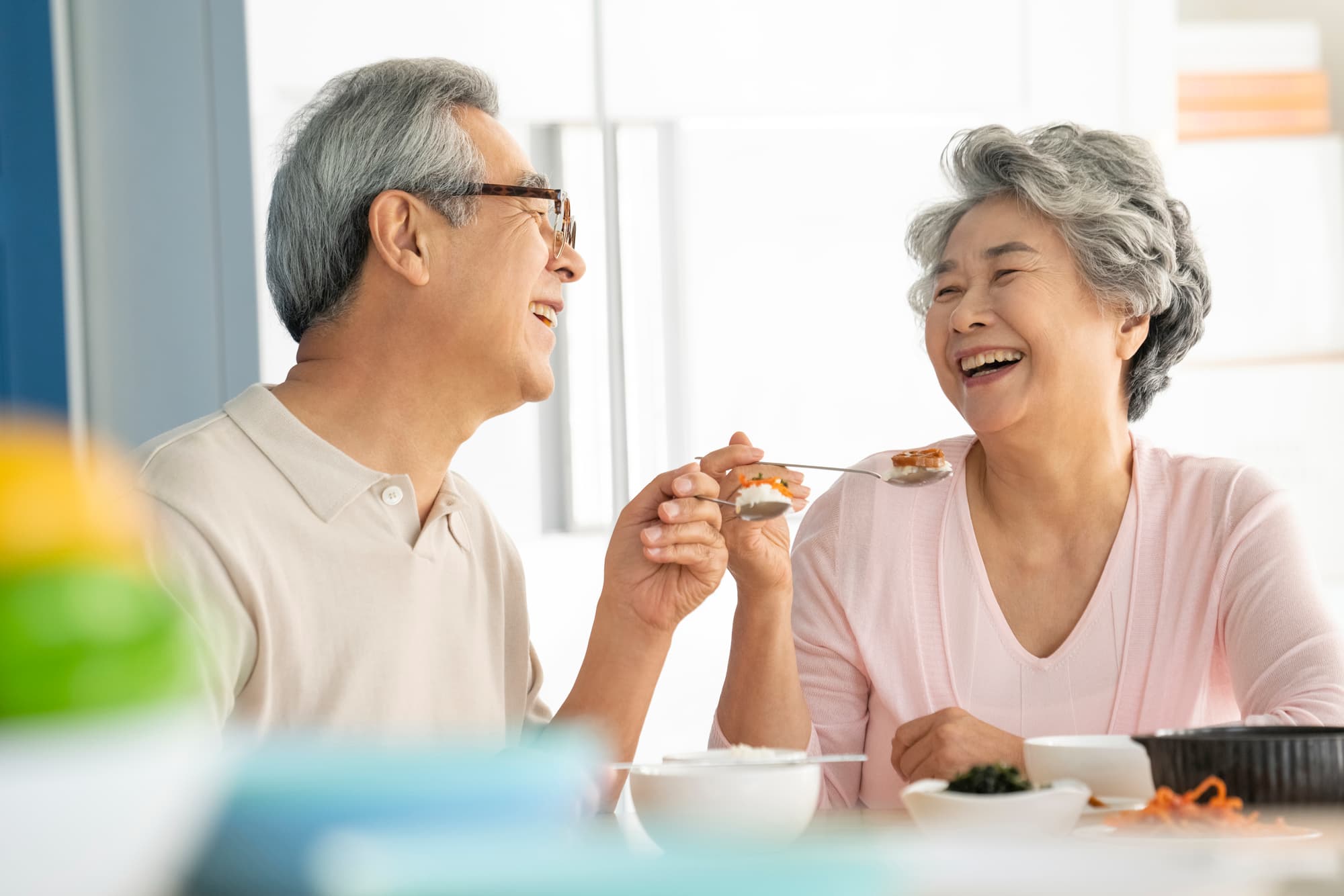 自分に合った入れ歯で楽しく食事をする高齢夫婦