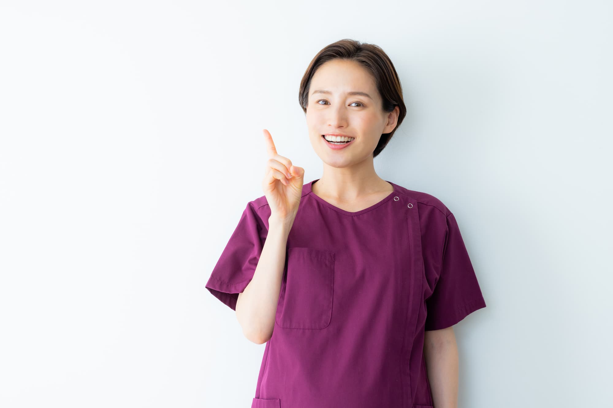 入れ歯が外れるときに考えられる原因を紹介する歯科衛生士の女性