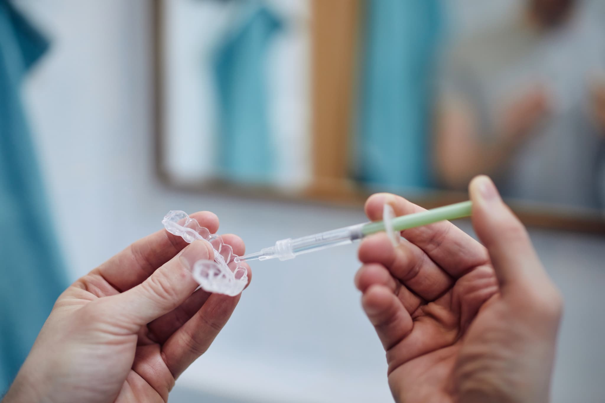 ホームホワイトニング薬剤を塗布する様子