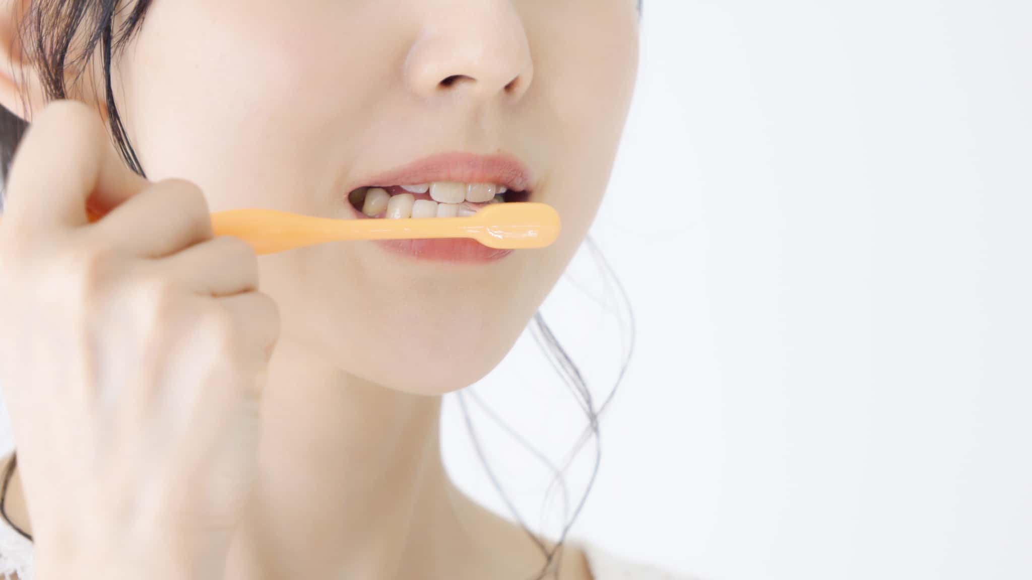 セラミック歯のケアに正しい歯みがきをする女性