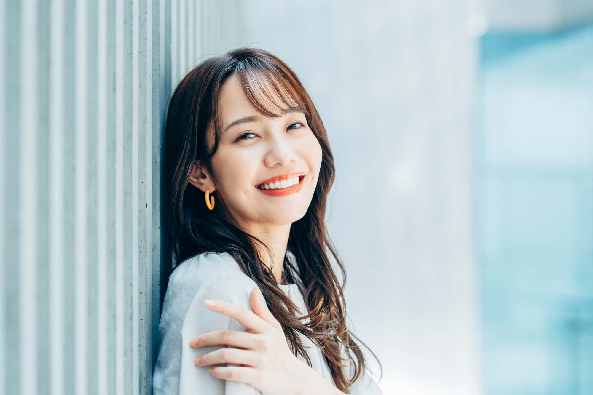 適切なメンテナンスをしたセラミックの歯で笑う女性
