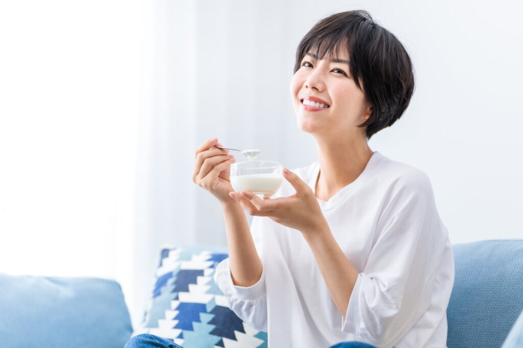 虫歯を予防し美味しく食事をいただく女性