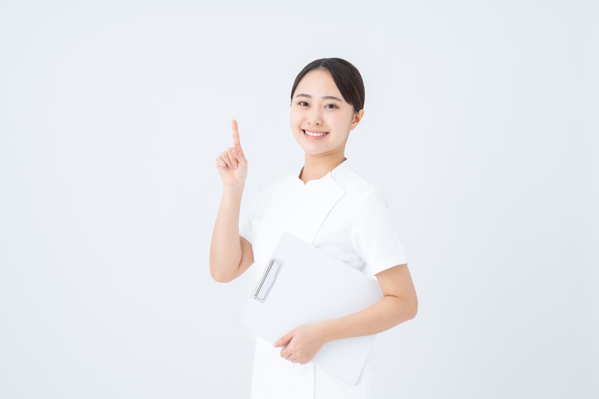 親知らずの周辺が腫れる原因を紹介する歯科衛生士の女性
