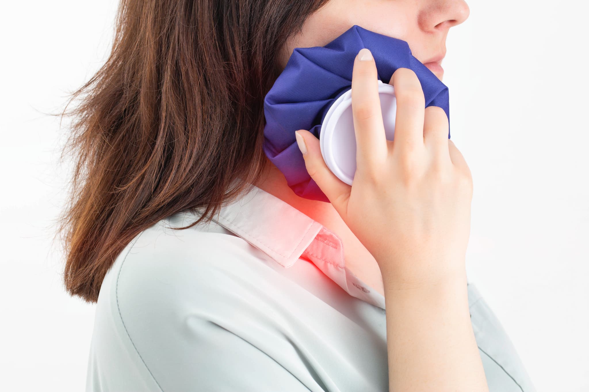 応急処置で腫れた歯茎を冷やす様子