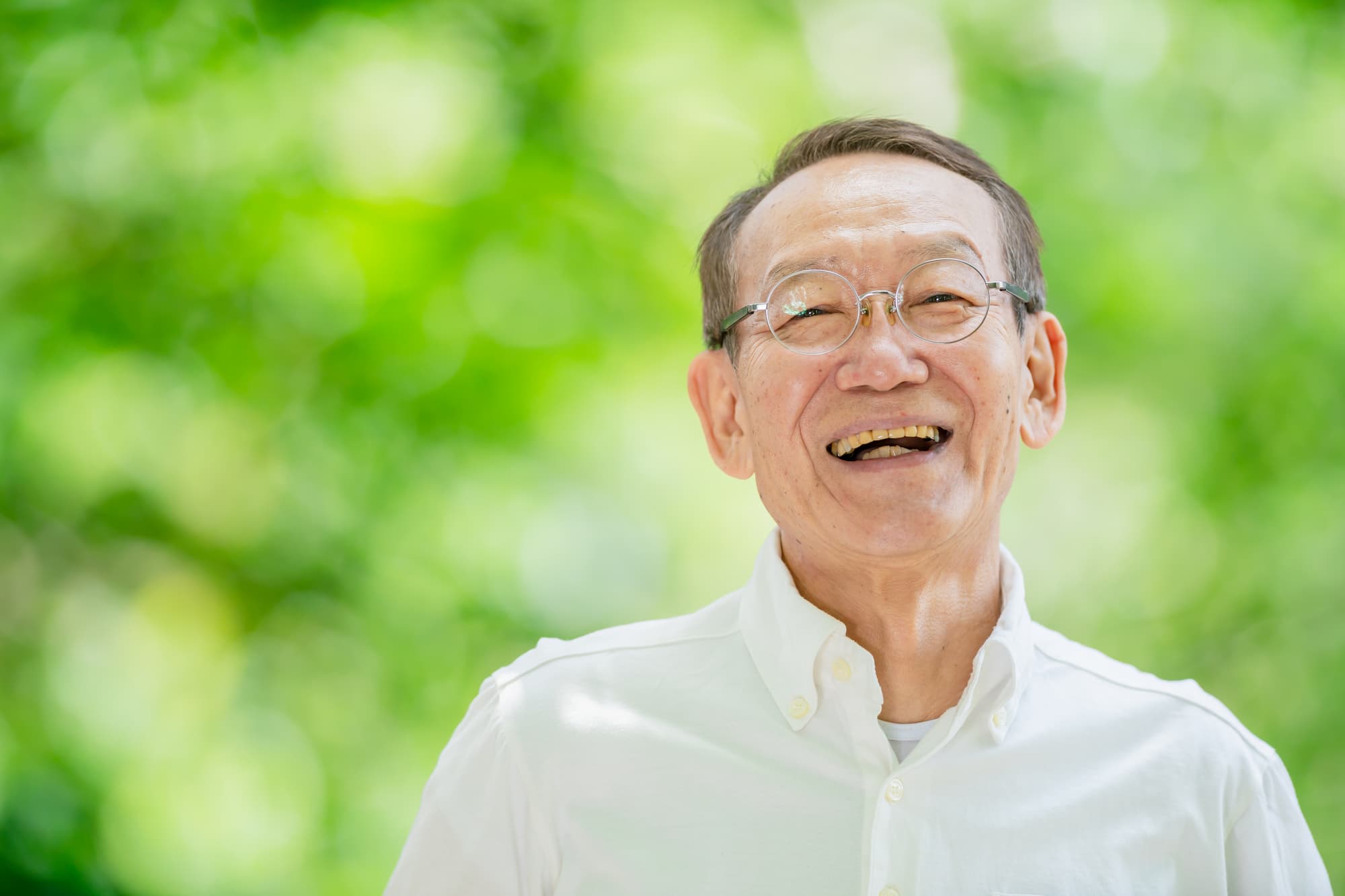 笑顔のシニア世代の男性