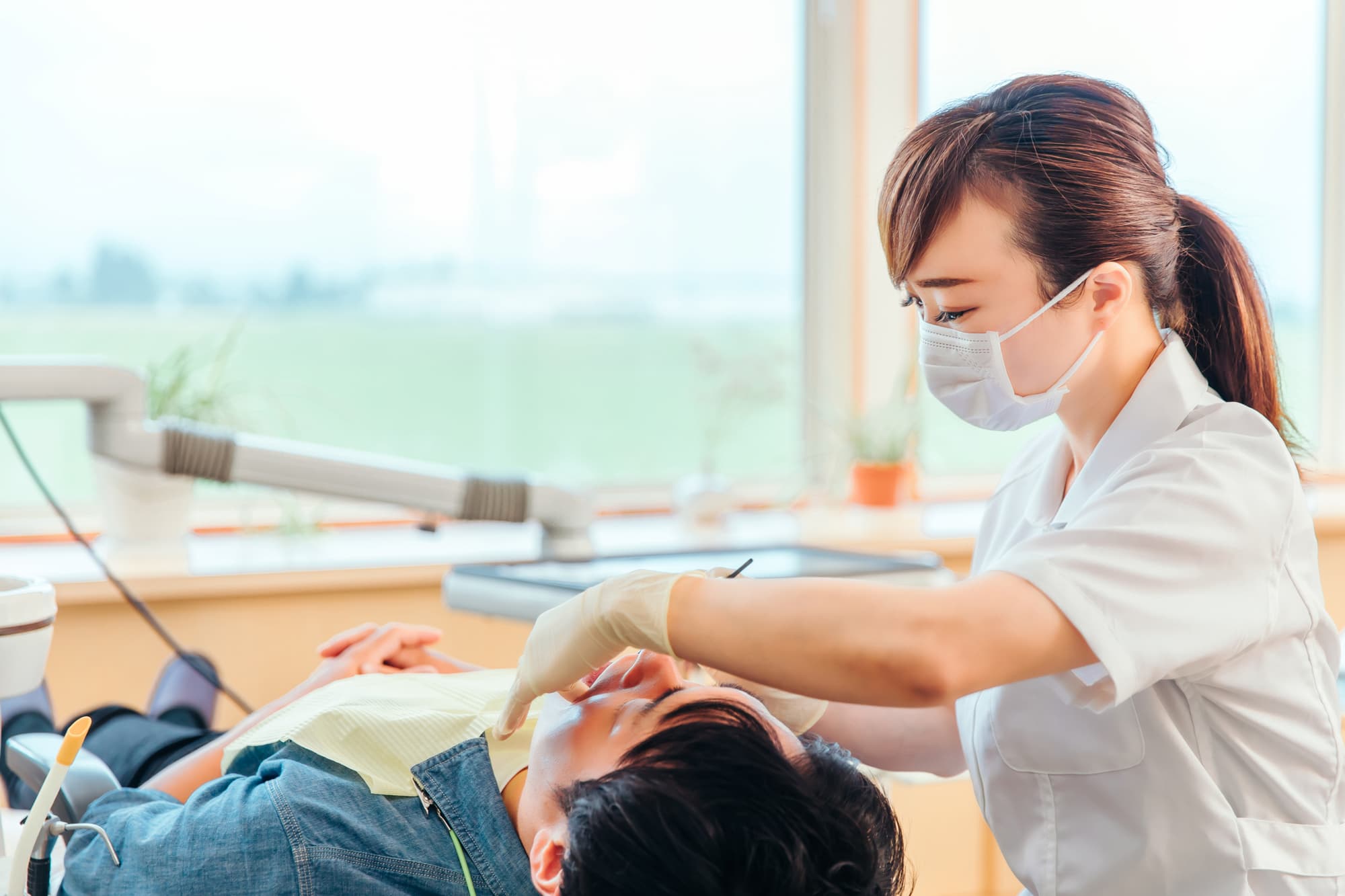 歯医者で定期的にクリーニングを受ける男性