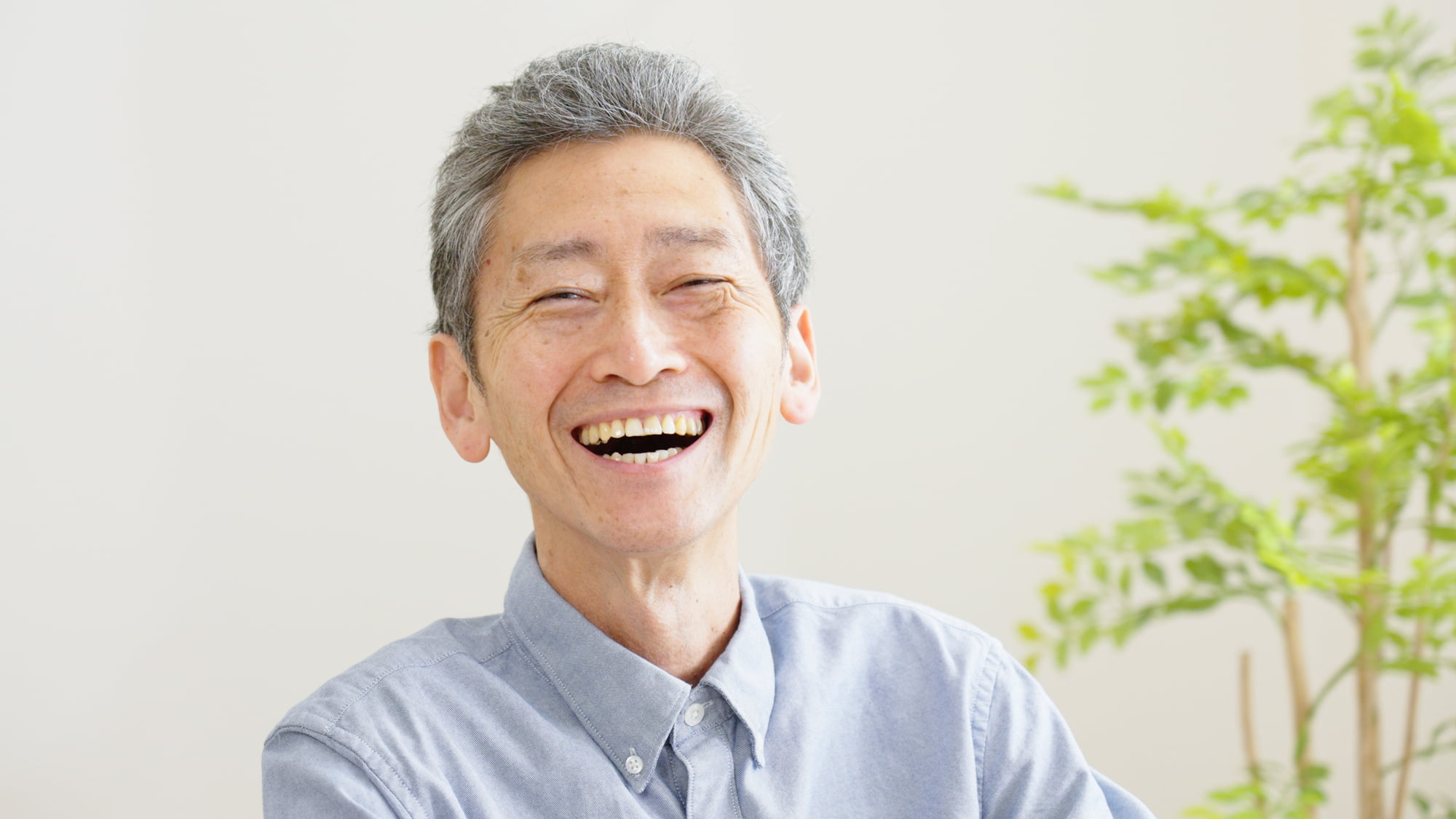 自費の入れ歯にして満足な男性