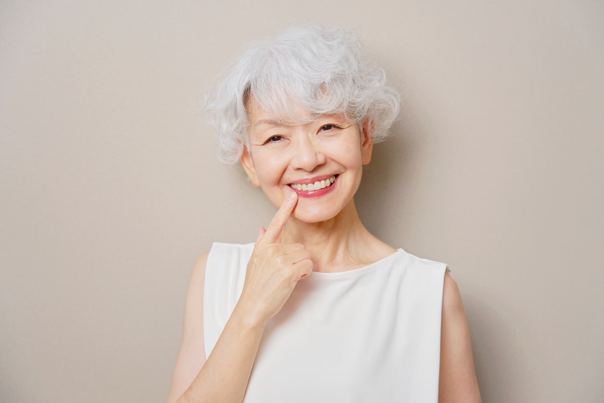 歯の健康を守り笑顔を見せる女性