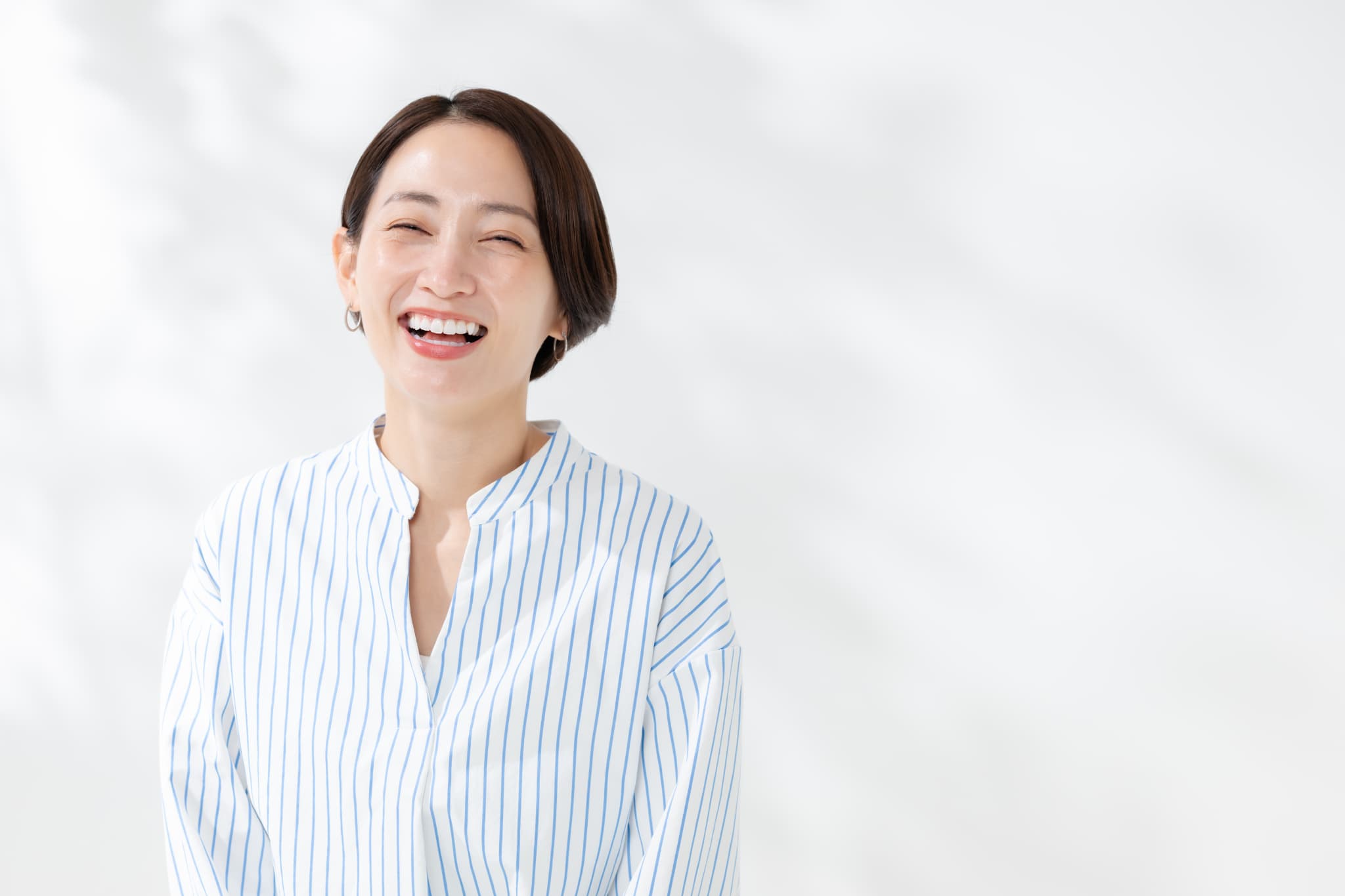 顎関節症を治療し健康的な笑顔を見せる女性