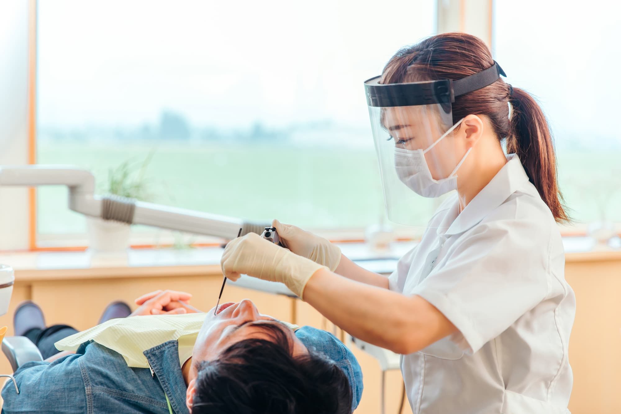 スケーリングする歯科衛生士