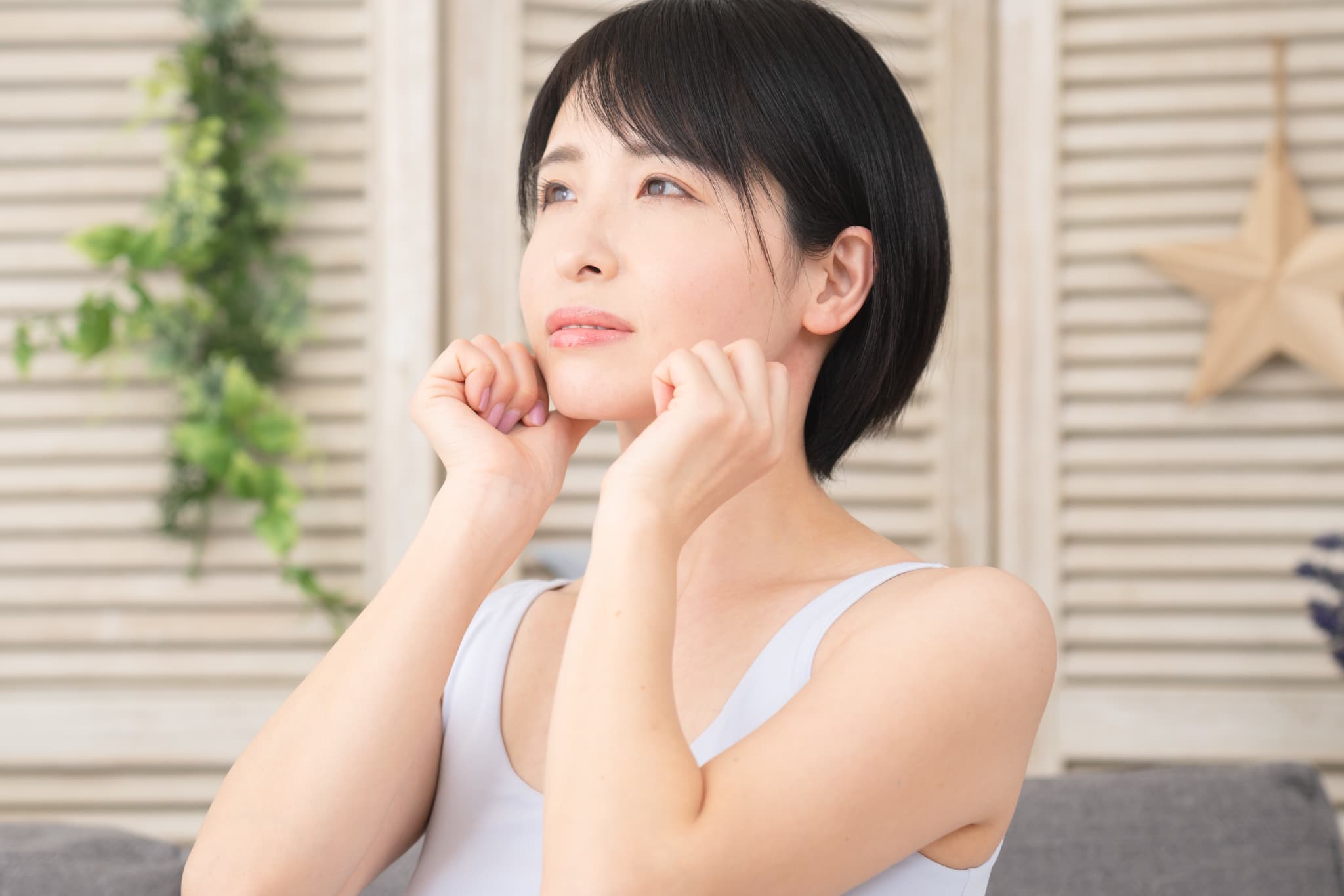 顎のマッサージをする女性