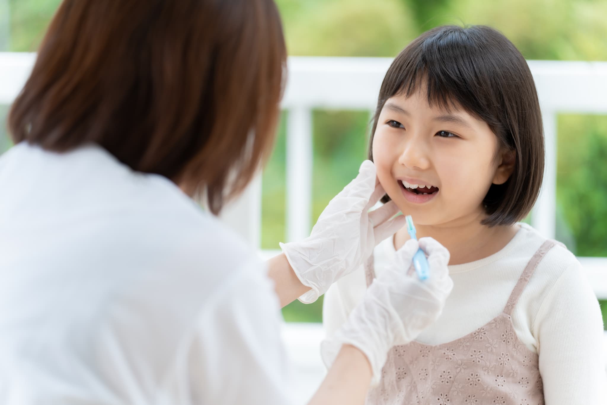 小児歯科での歯磨き指導の様子