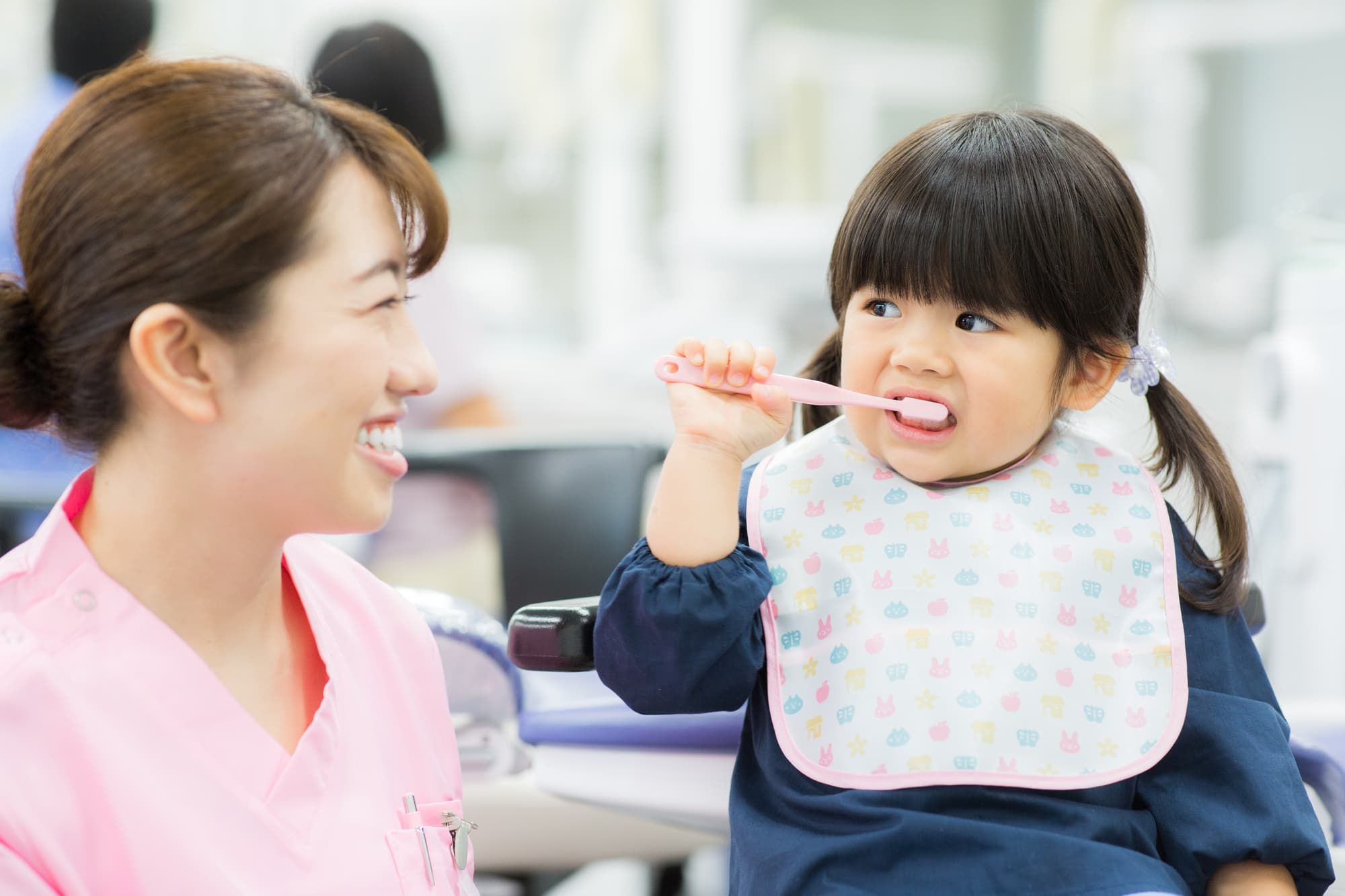 小児歯科で歯磨き指導を受ける子ども