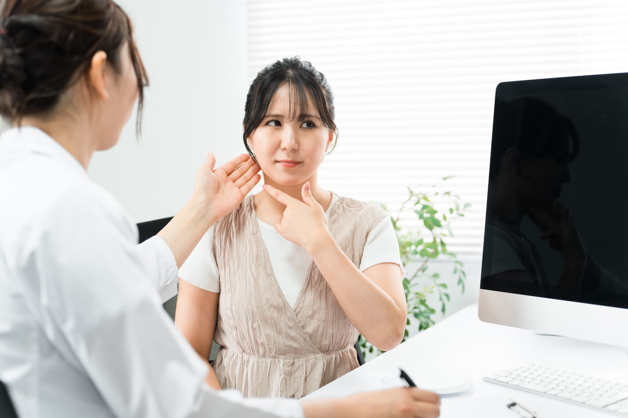 顎の診察を受ける女性