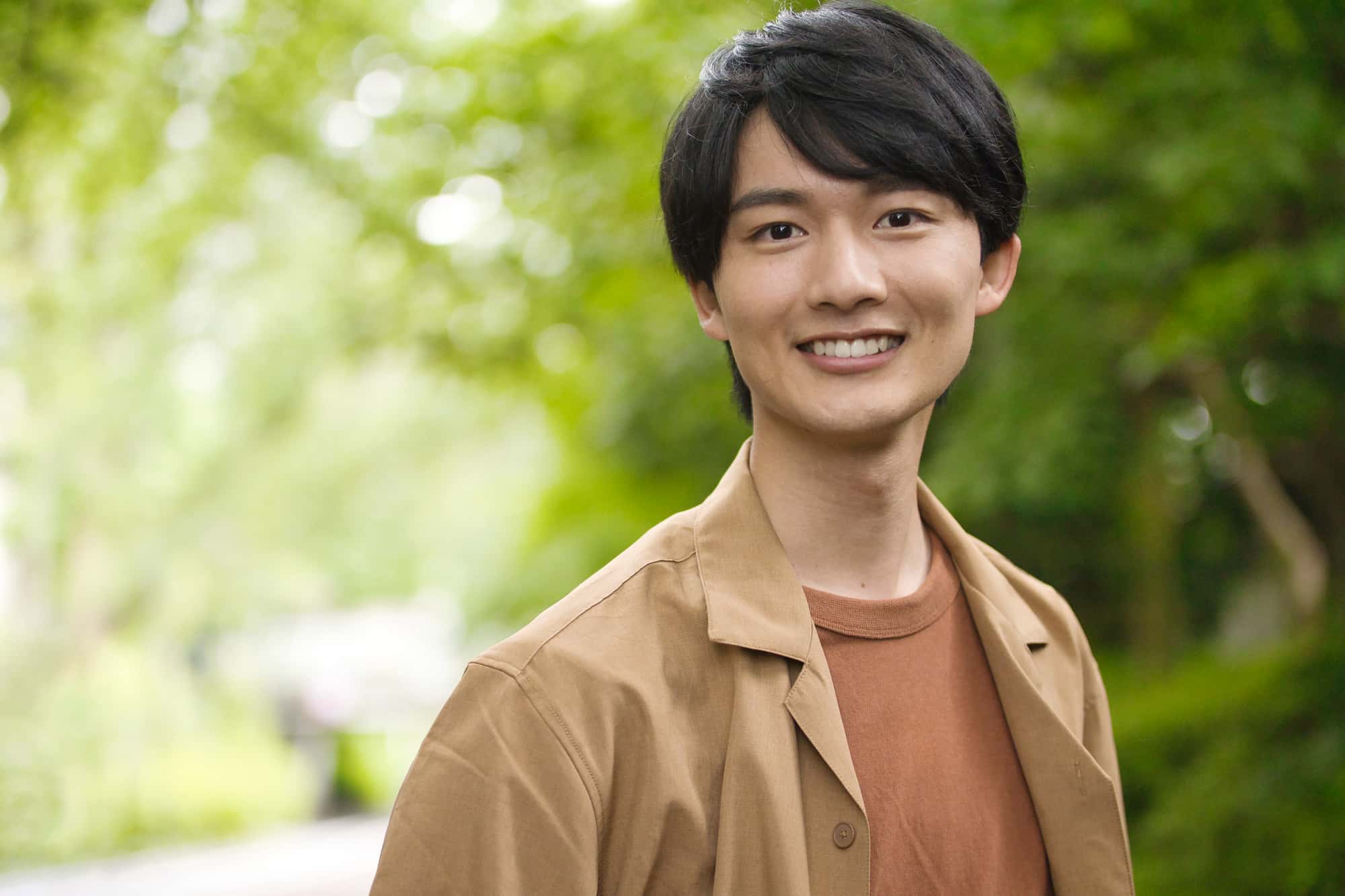 欠損した歯に部分入れ歯をした笑顔の男性