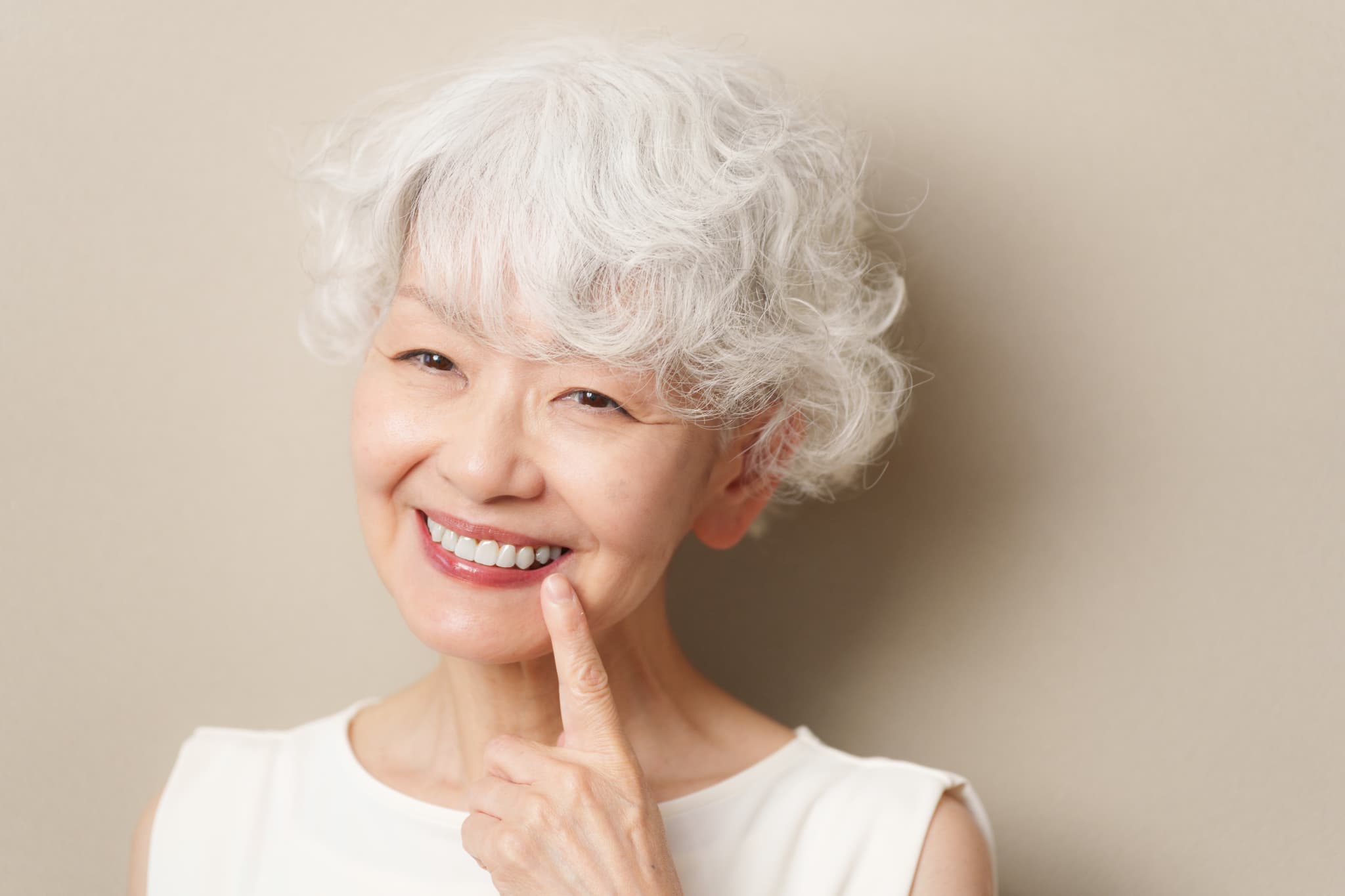 入れ歯のお手入れを怠らず快適な日々を過ごす女性