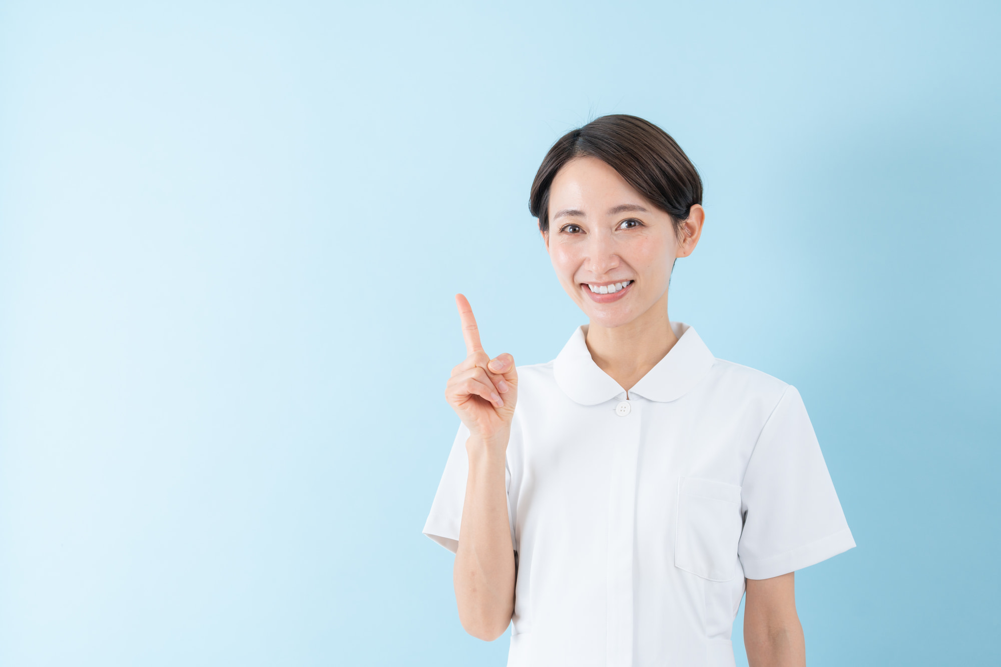 予防歯科におけるフッ素塗布について説明する女性