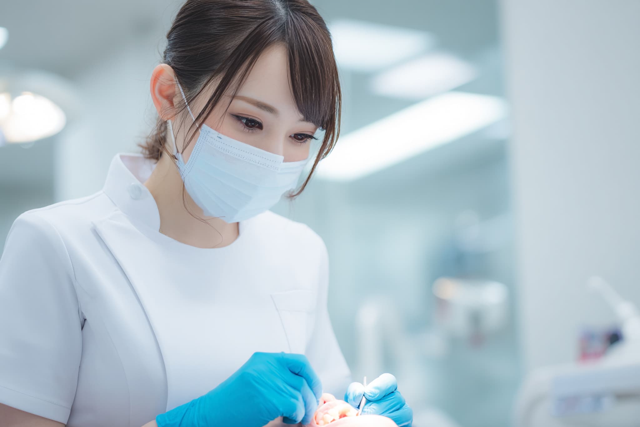 口腔チェックをする歯科衛生士の女性