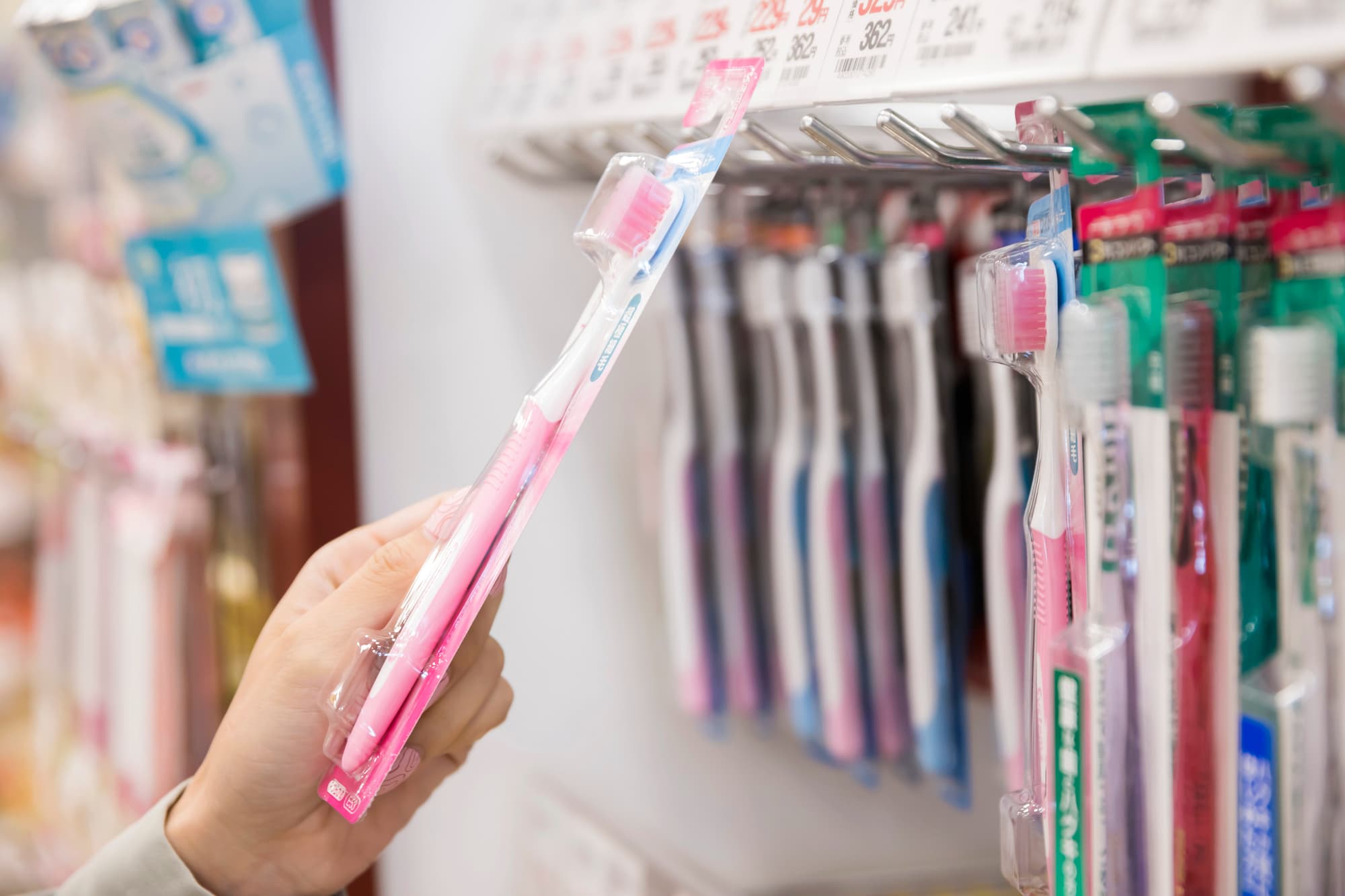 歯ブラシを選ぶ様子