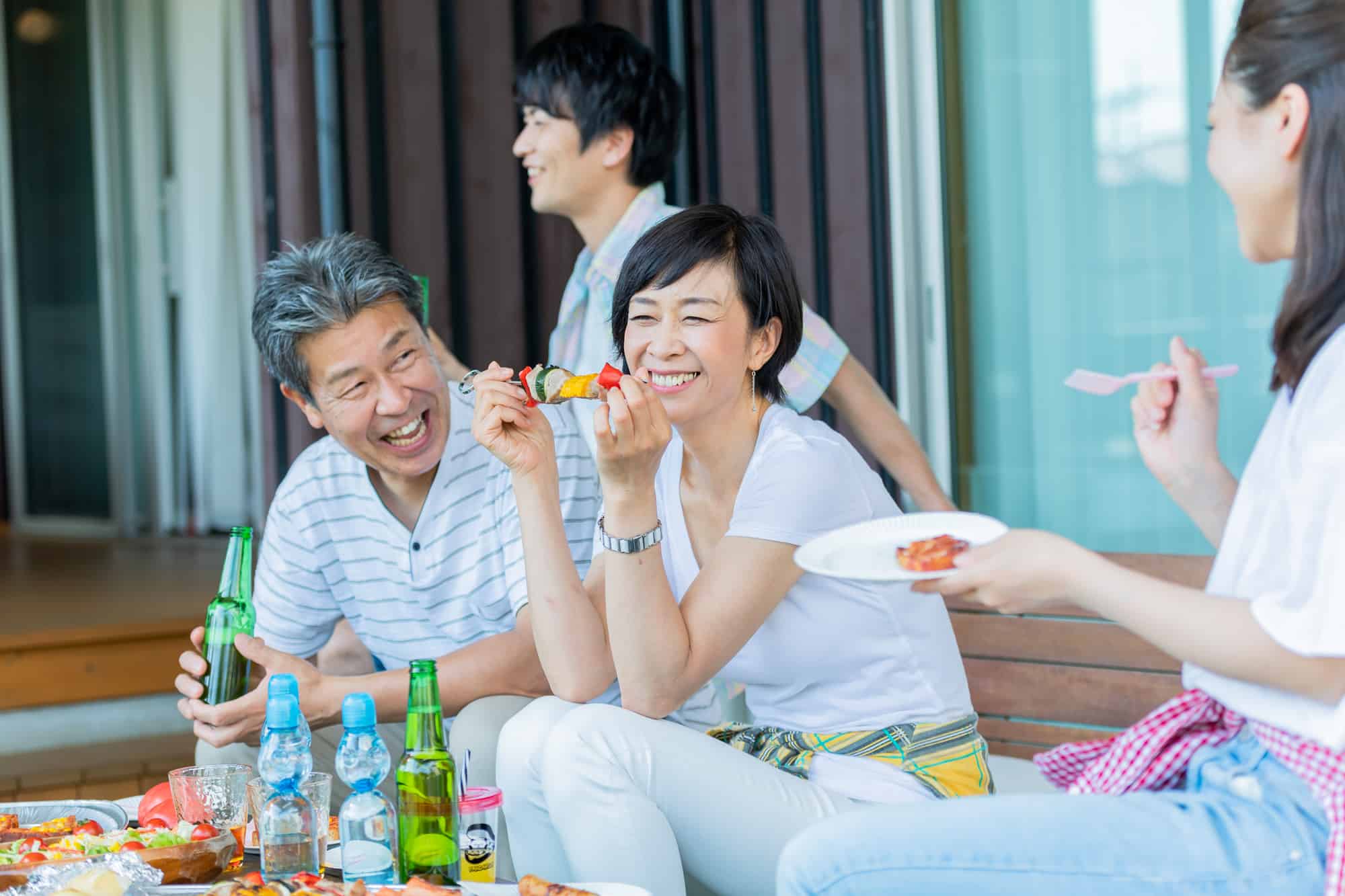 顎関節症を治療した女性が仲間とバーベキューを楽しむ様子