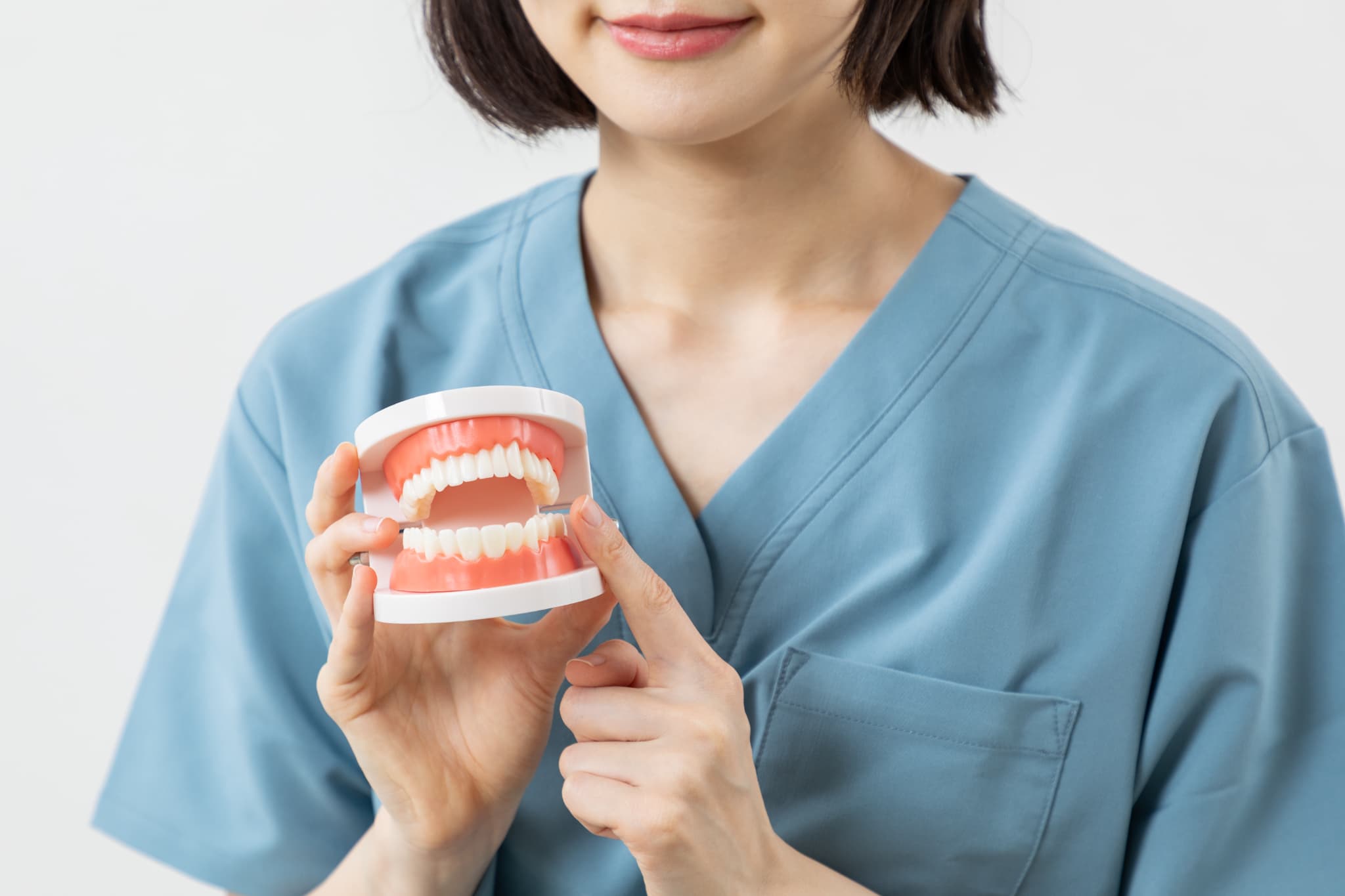 顎関節症と歯並びの関係について説明する歯科医