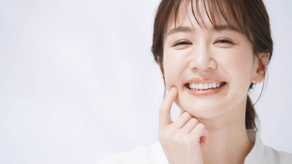 ホワイトニングをして歯が綺麗になった笑顔の女性