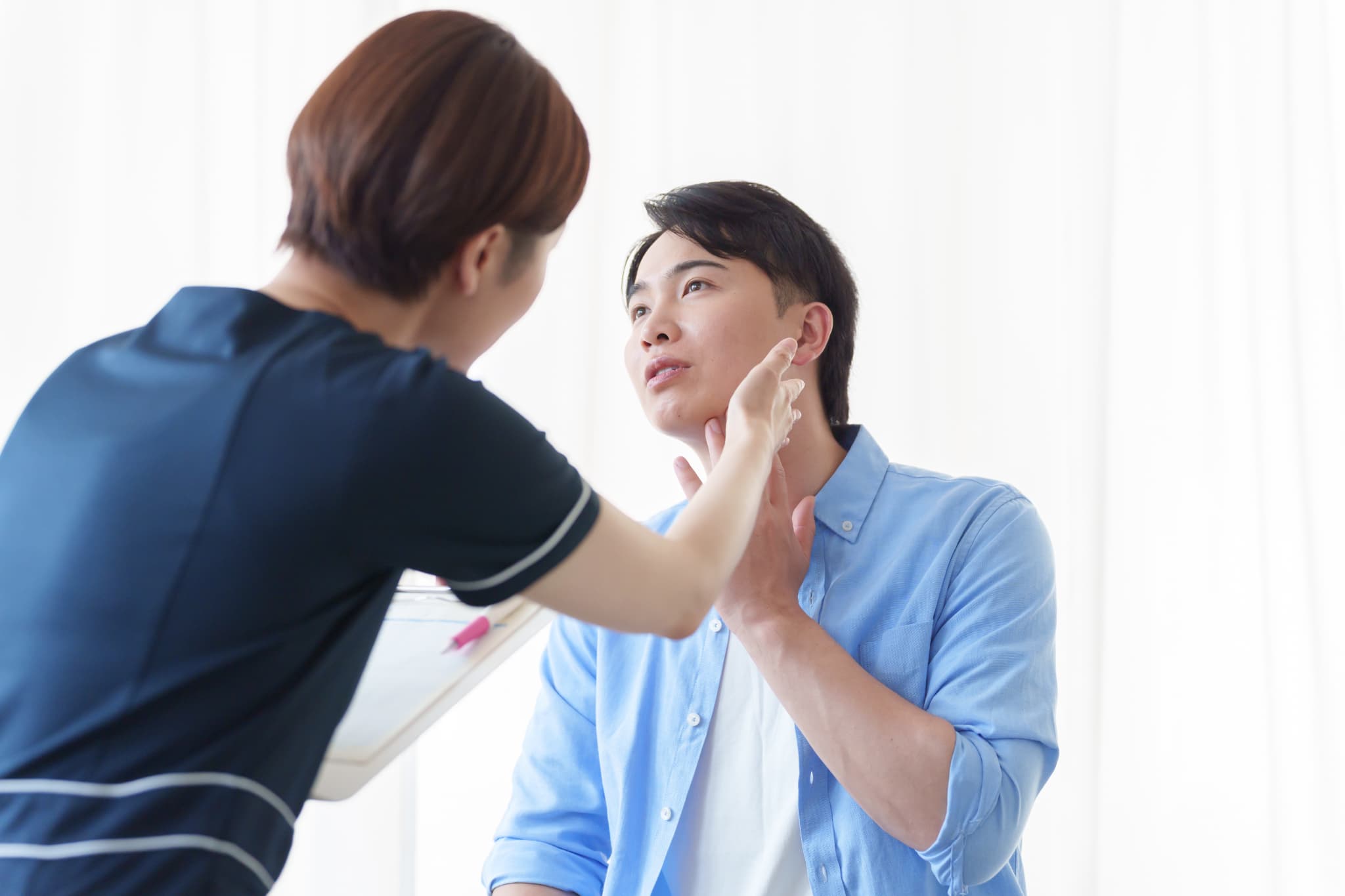 歯科医院で嚙み合わせの相談をする男性