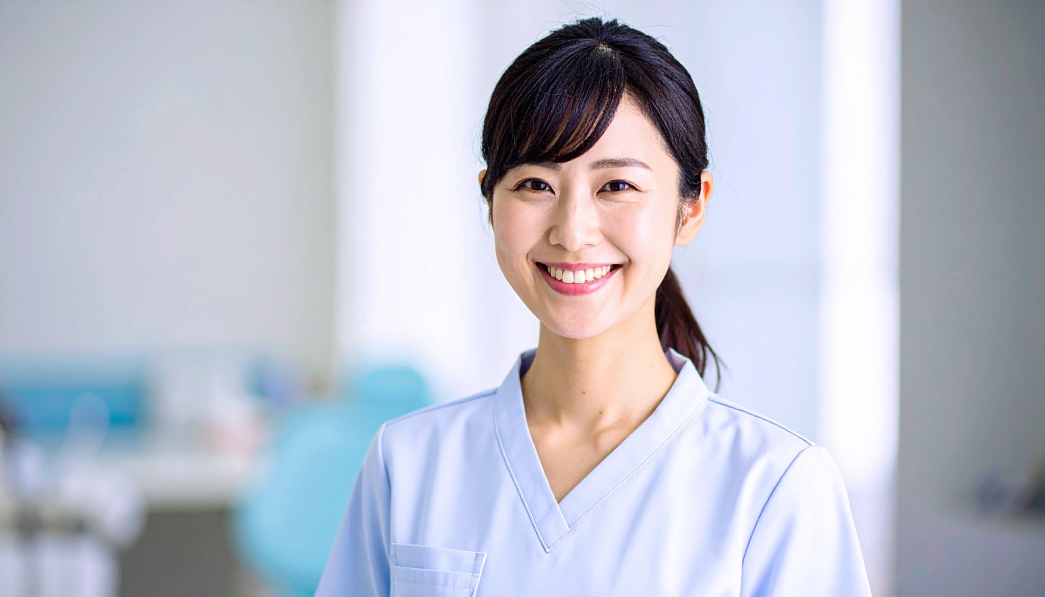 笑顔を見せる歯科の女性