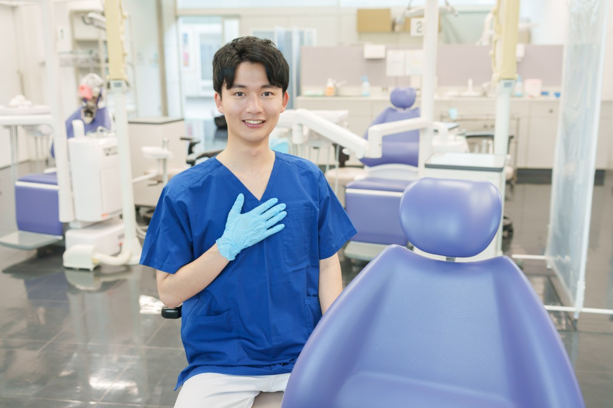 歯のクリーニングの流れを説明する歯科医師